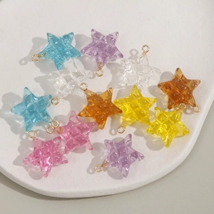 Macro-opname van kleurrijke sterrenhangers van hars met ruittextuur voor DIY-sieraden