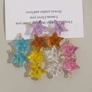 Macro-opname van kleurrijke stervormige harsbedeltjes met diamanttextuur en goudringen