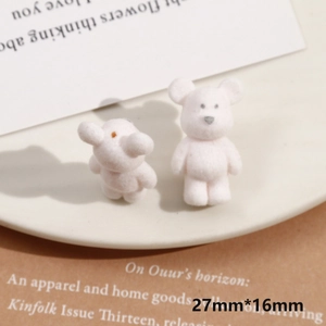 Primer plano de figuritas de ositos blancos en plato de cerámica de 27mm por 16mm