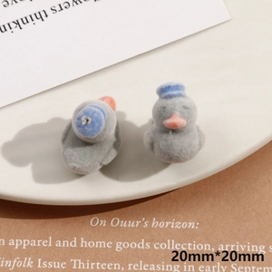 Primer plano de figuritas de patitos flocados grises con sombreros azules, 20x20mm