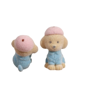 Lindo colgante de perro teddy con gorro rosa y traje azul, vista frontal y posterior