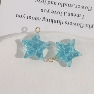 Hemelblauwe hars ster bedels met 3D ruitpatroon en gouden ringen voor DIY sieraden maken