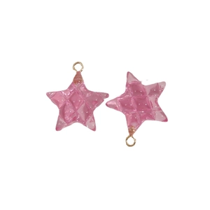 Paar roze hars ster hangers met ruitpatroon en gouden lussen voor DIY sieraden maken projecten