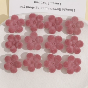 Vue détaillée de breloques fleurs en acrylique rose floqué pour bijoux DIY
