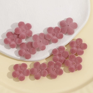 Breloques fleurs roses en acrylique floqué pour bijoux DIY sur plateau blanc