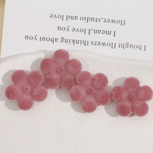 Vue détaillée de fleurs roses floquées à cinq pétales pour accessoires de bijoux DIY