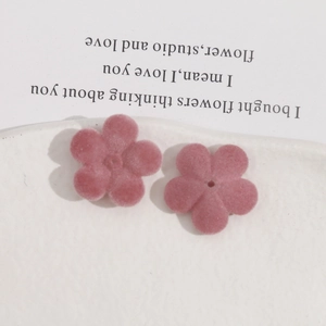 Détails de deux perles fleurs roses à cinq pétales floquées pour la création de bijoux