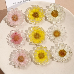 Ciondoli a margherita in resina fatti a mano con veri fiori secchi per gioielli fai da te