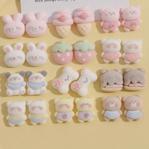 Vue à plat de mignons breloques en résine d'animaux et aliments pour projets DIY