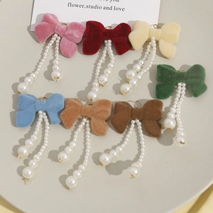 Ciondoli a fiocco in velluto colorato con perle bianche per creazione di gioielli e fai da te