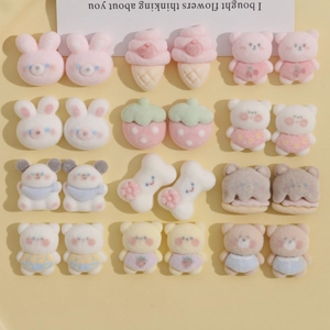 Détail de breloques en résine floquée avec motifs mignons de lapin et d'ours en peluche