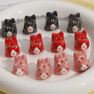 Macro-opname van handbeschilderde keramische kattenkralen met gouden strepen voor sieraden