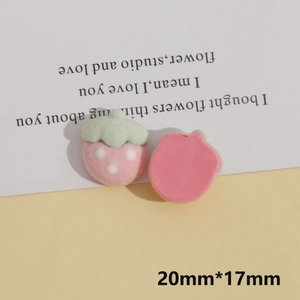 Vue macro de breloques fraises en résine DIY 20x17mm avec texture floquée et pois blancs