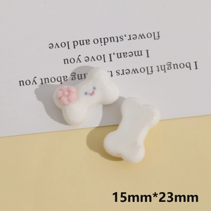 Détail de breloques DIY en résine de 15x23mm en forme d'os avec flocage et smiley