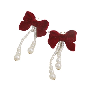 Orecchini a fiocco in velluto rosso con perle a cascata e finiture in metallo dorato