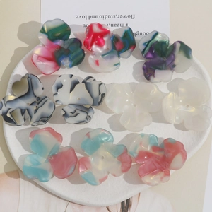 Makro-Detail von Tintenwasch-Marmor-Acetat-Blumenperlen für DIY-Schmuck und Haar-Accessoires