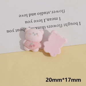 Vue macro détaillée de la breloque DIY ours floqué rose avec motif cerise de 20mm sur 17mm