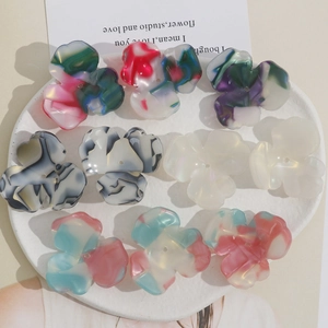 Detailsicht auf DIY-Blütenblätter aus Acetat für Ohrringe und Haarschmuck im Tuschstil