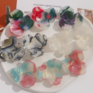 Acetat-Blumenanhänger im Tuschestil mit drei Blütenblättern für DIY-Schmuckherstellung