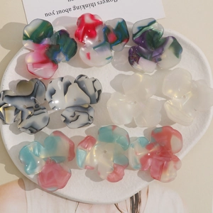 Detailansicht von Acetat-Blumenanhängern mit Tuscheeffekt für DIY-Schmuckzubehör
