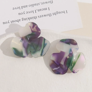 Detailansicht der marmorierten Acetat-Blütenblätter für DIY-Ohrringe und Haarschmuck