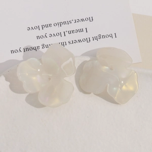 Makroaufnahme von Tusche-Drei-Blüten-Acetatblumen mit perlmuttartigem Perleffekt-Glanz