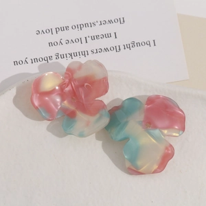 Details der marmorierten Blumen-Anhänger aus Acetat für DIY-Schmuck und Accessoires