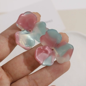 Nahaufnahme marmorierter Acetatträger-Blumenanhänger für DIY-Schmuckherstellung