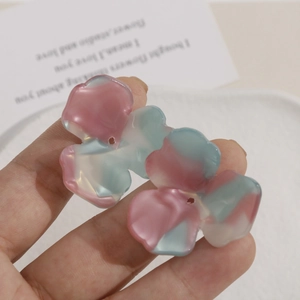 Makroaufnahme von rosa-blauen Acetatblumen mit Tintenwascheffekt für DIY-Schmuckherstellung