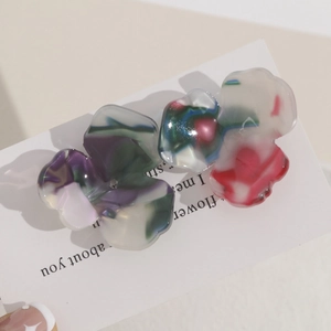 Makroaufnahme von Tinteneffekt-Acetatblumen mit Marmorstruktur für DIY-Zubehör und Schmuck