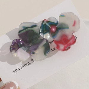 Nahaufnahme von marmorierten Acetat-Blumenanhängern für DIY-Schmuck und Haarschmuck