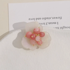 Detailansicht der Acetatblume mit rosa Perle und goldenen Metallteilen für Schmuckherstellung