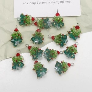 Detailansicht von 12 handgefertigten Glasperlen-Weihnachtsbaum-Anhängern für DIY-Schmuck