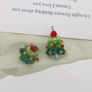 Detail van handgemaakte kerstboomhangers van gekleurde glaskralen voor DIY-sieraden