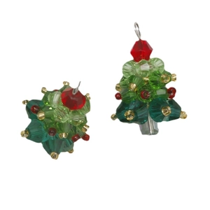 Handgefertigte Weihnachtsbaum Ohrringe aus bunten Glasperlen für festlichen Schmuck