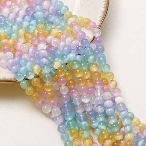 Détail macro de perles translucides 8mm arc-en-ciel avec effet œil de chat pour bijoux