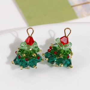 Handgemaakte kerstboom oorbellen van gekleurde glaskralen met gouden metalen ophanglussen