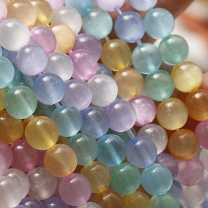 Vue macro de perles arc-en-ciel 8mm avec texture fibreuse pour bijoux DIY