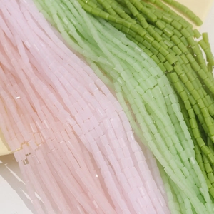 Dettaglio di perle di giada sfaccettate rosa chiaro e verde da 5x3mm per gioielli DIY