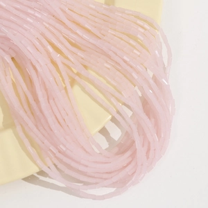 Dettaglio di perle cilindriche sfaccettate rosa chiaro 5x3mm per creazione gioielli