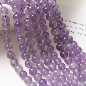 Makro-Detail von 8mm lila Amethyst-Rundperlen Schnüre für DIY Schmuckherstellung Basteln