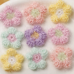 Set mit 9 handgehäkelten Puff-Blumen in Pastellfarben mit glitzernden Fadendetails