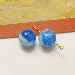 Dettaglio delle perle in vetro marmorizzato blu e bianco da 12 mm per gioielli fai da te