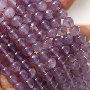 Makroaufnahme von 8 mm durchscheinenden Amethystperlen mit polierter Oberfläche