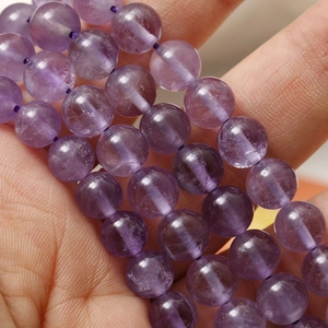 Makroaufnahme von natürlichen 8mm Amethystperlen mit lichtdurchlässiger Textur