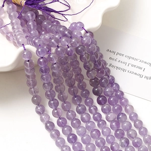 Makrodetail von natürlichen 8mm Amethyst-Rundperlen mit Texturen für DIY-Schmuck