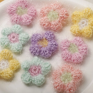 Detailansicht bunter handgehäkelter Puffblumen für DIY Haarschmuck Accessoires
