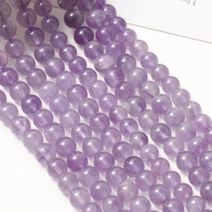 Makroaufnahme von 8mm Amethyst-Rundperlen mit klarer Textur und polierter Oberfläche