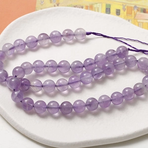 8mm natürliche Amethyst-Rundperlen für DIY-Schmuck auf einem Keramikteller präsentiert