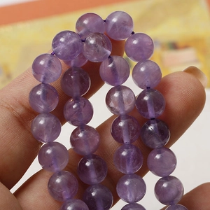 Nahaufnahme von 8mm Amethyst Perlen mit violetten Texturen für DIY Schmuckherstellung